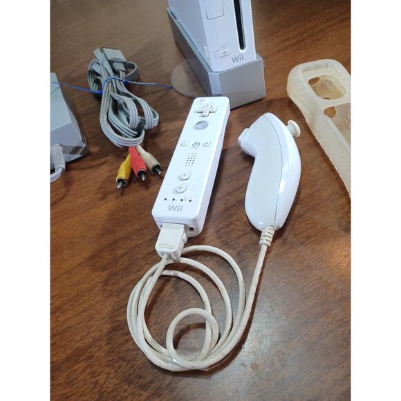Nintendo Wii Console Bundle No Sensor Bar TESTED AND PLAYED - Picture 2 of 9